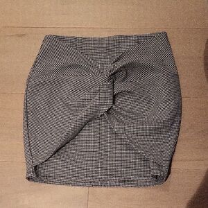 Chic Black and White Houndstooth Pencil Skirt